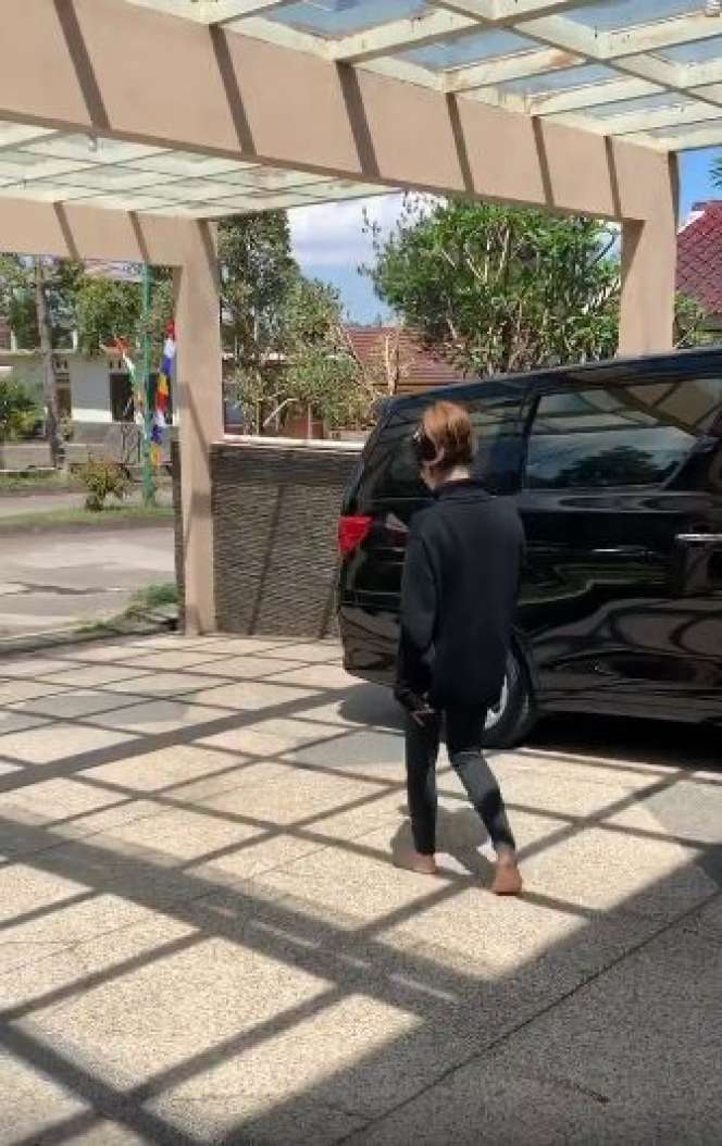 10 Potret Rumah Mewah Presenter Vega Darmawati, Suami Ternyata Bukan Orang Sembarangan!