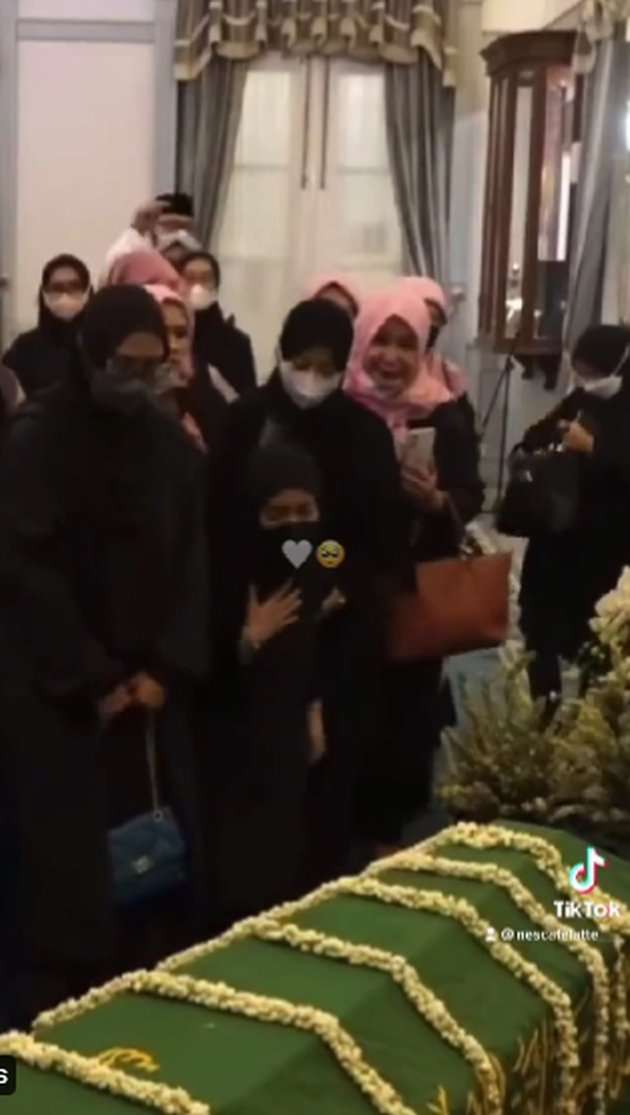 Sembari Terisak, Potret Nabila Ishma Bertemu Jenazah Eril, Bersimpuh Sedih di Samping Peti!