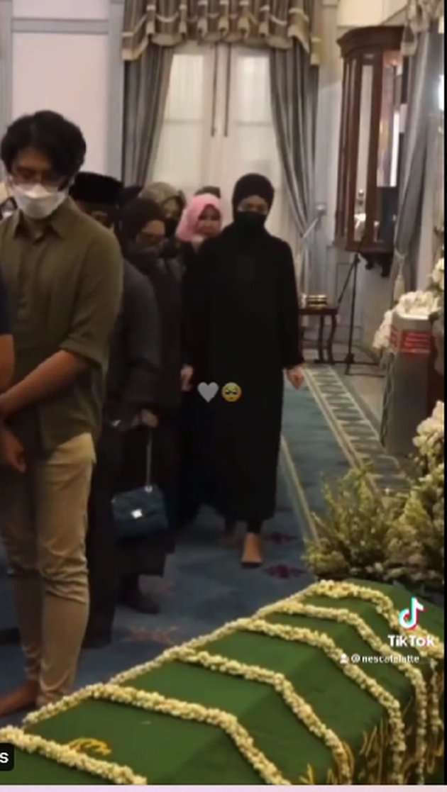 Sembari Terisak, Potret Nabila Ishma Bertemu Jenazah Eril, Bersimpuh Sedih di Samping Peti!