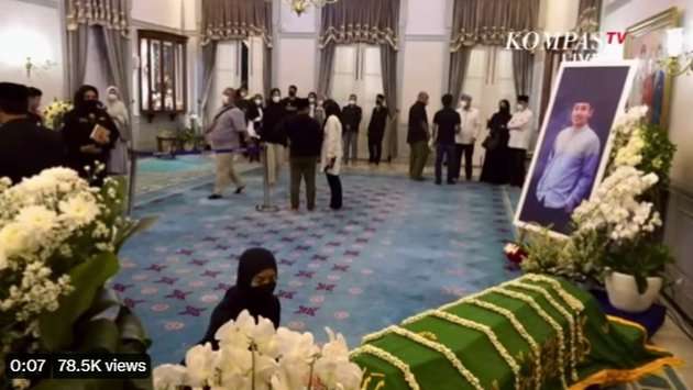 Sembari Terisak, Potret Nabila Ishma Bertemu Jenazah Eril, Bersimpuh Sedih di Samping Peti!