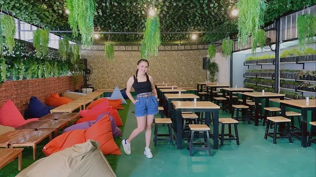 10 Potret Cafe ‘De Halu’ Milik Ayu Ting Ting, Ada Mural Karya Wendy Cagur, Keren Abis!