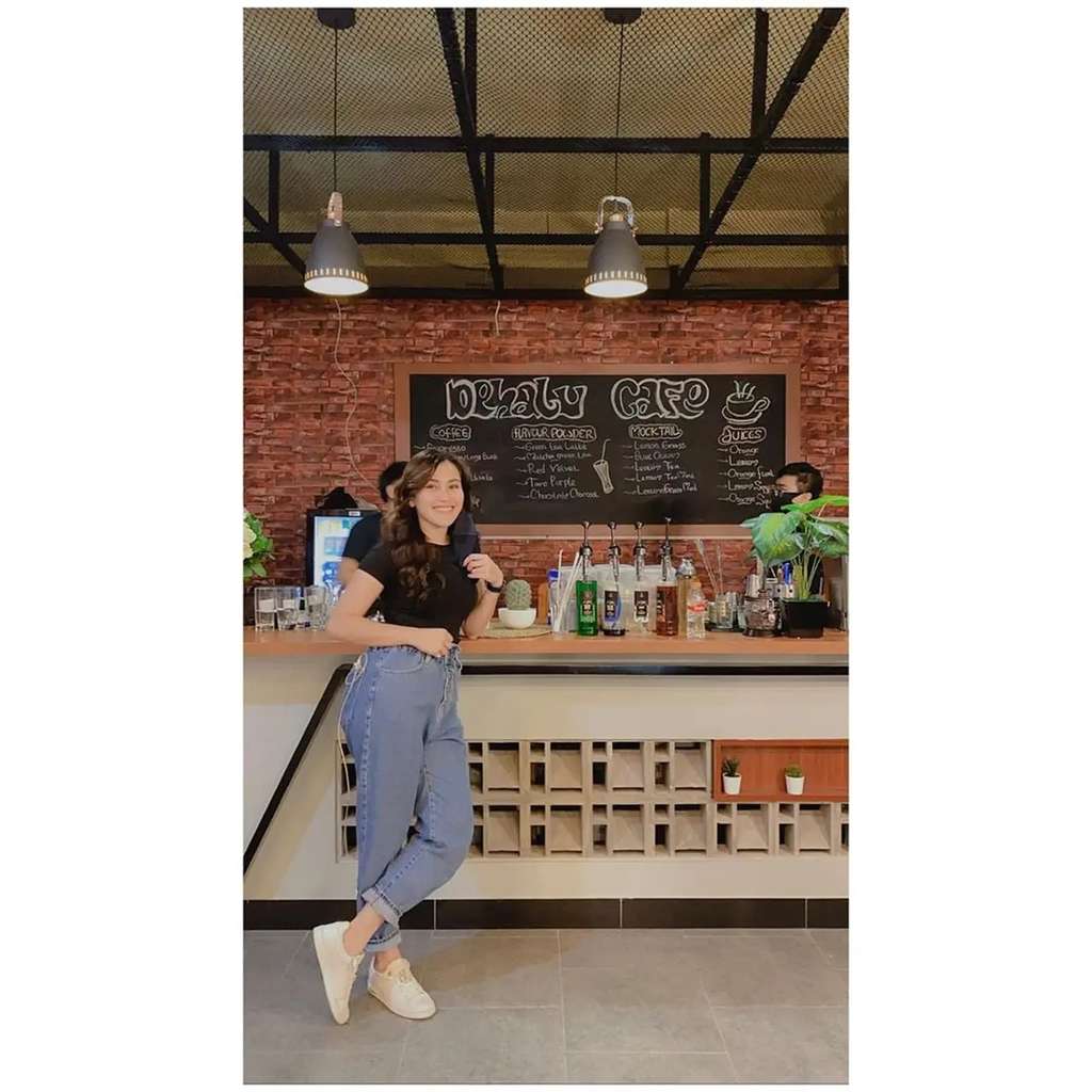10 Potret Cafe ‘De Halu’ Milik Ayu Ting Ting, Ada Mural Karya Wendy Cagur, Keren Abis!