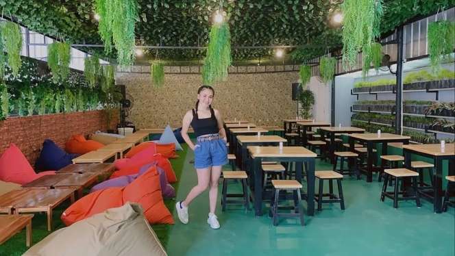 10 Potret Cafe ‘De Halu’ Milik Ayu Ting Ting, Ada Mural Karya Wendy Cagur, Keren Abis!