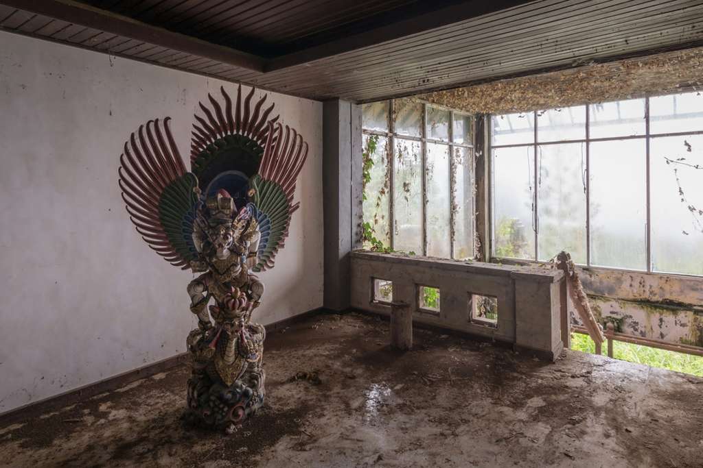 10 Potret Hotel Megah Terbengkalai Milik Tommy Soeharto, Dijuluki ‘Istana Hantu’, Banyak Naga Penjaga!