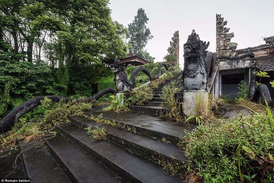 10 Potret Hotel Megah Terbengkalai Milik Tommy Soeharto, Dijuluki ‘Istana Hantu’, Banyak Naga Penjaga!
