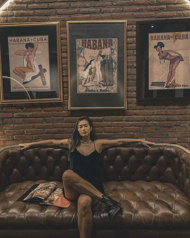Jelang Usia 40 Tahun, Potret Terbaru Ratu Felisha Pose Pamer Tato di Area Ini