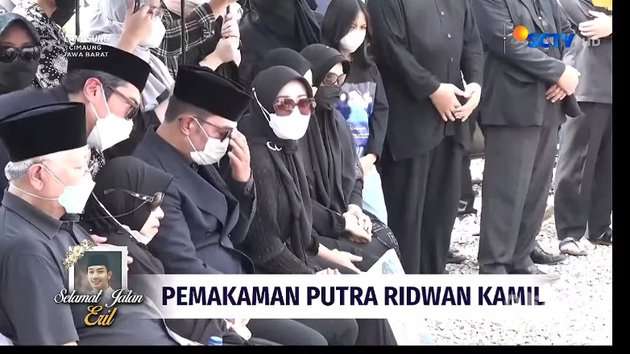 Potret Suasana Pemakaman Eril, Ridwan Kamil dan Atalia Tegar Melepas Kepergian Sang Putra