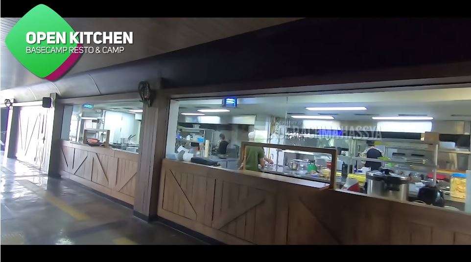10 Potret Restoran ‘Militer’ Dewi Perssik yang Super Mewah, Ada Kapal Selam hingga Pesawat Tempur!