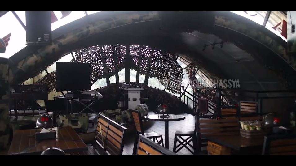 10 Potret Restoran ‘Militer’ Dewi Perssik yang Super Mewah, Ada Kapal Selam hingga Pesawat Tempur!