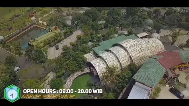 10 Potret Restoran ‘Militer’ Dewi Perssik yang Super Mewah, Ada Kapal Selam hingga Pesawat Tempur!