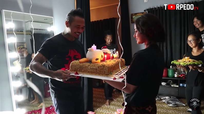 10 Potret Kamar Tidur Jerinx SID, Terkesan ‘Hot’ & Romantis, Lukisan Nora Alexandra Bikin Salfok! 