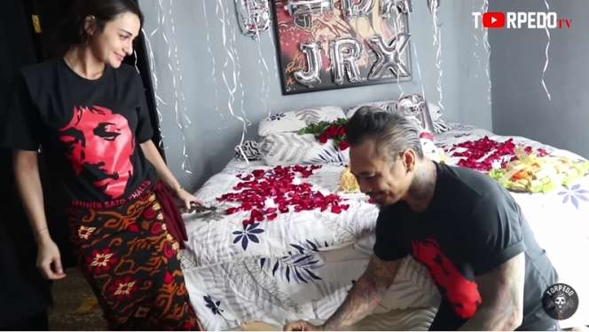 10 Potret Kamar Tidur Jerinx SID, Terkesan ‘Hot’ & Romantis, Lukisan Nora Alexandra Bikin Salfok! 