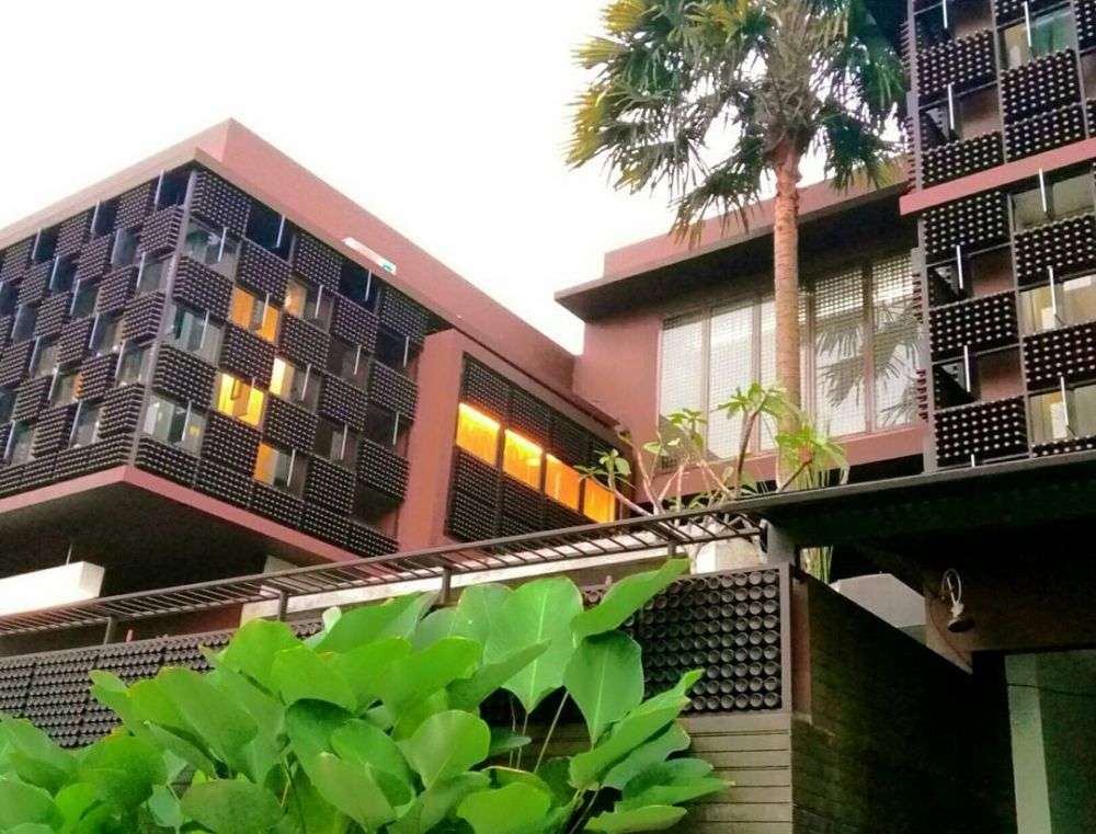 10 Potret Hunian Ridwan Kamil yang Dijuluki ‘Rumah Botol’, Terbuat dari 30.000 Botol Bekas!