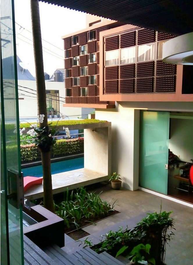 10 Potret Hunian Ridwan Kamil yang Dijuluki ‘Rumah Botol’, Terbuat dari 30.000 Botol Bekas!