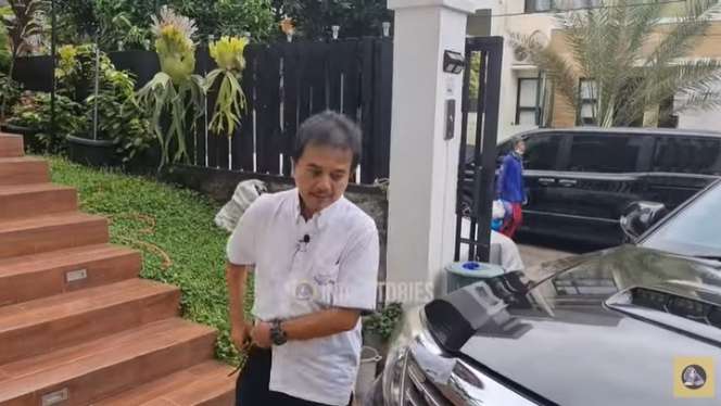 Potret Rumah Roy Suryo Mantan Menpora, Super Megah dan Punya Banyak Koleksi Mobil Mahal!