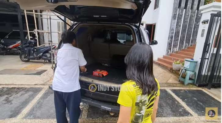 Potret Rumah Roy Suryo Mantan Menpora, Super Megah dan Punya Banyak Koleksi Mobil Mahal!