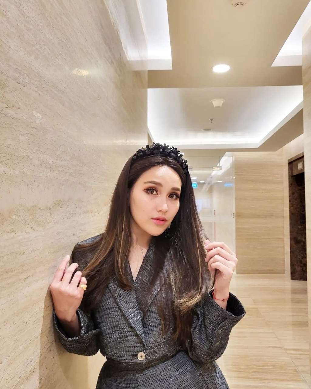 Pulang Umroh, Penampilan Ayu Ting Ting Langsung Jadi Sorotan