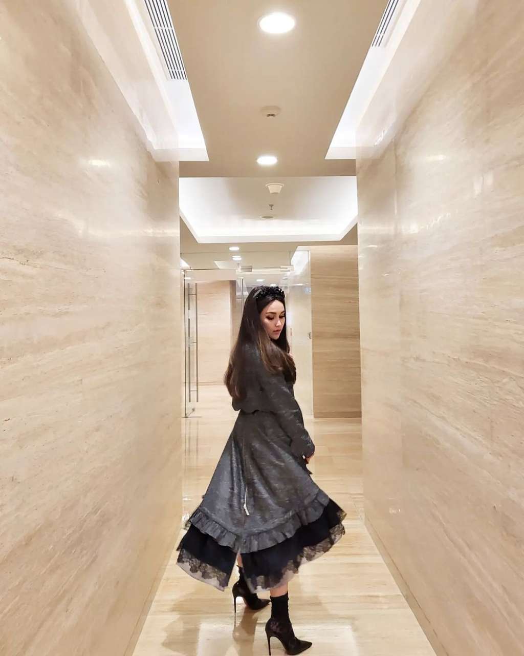 Pulang Umroh, Penampilan Ayu Ting Ting Langsung Jadi Sorotan