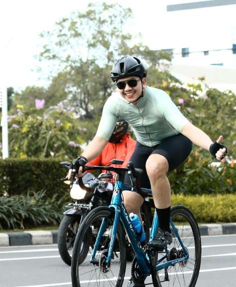 7 Potret Gerhard Reinaldi Suami Astrid Tiar yang Jarang Tersorot, Ternyata Bukan Orang Sembarangan!