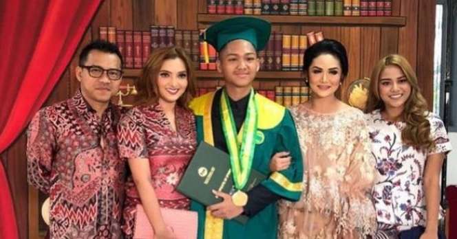 Mantan Pasangan Artis Akur di Momen Wisuda Anak