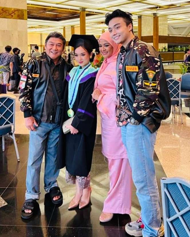 Mantan Pasangan Artis Akur di Momen Wisuda Anak