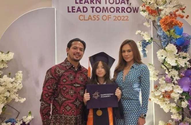 Mantan Pasangan Artis Akur di Momen Wisuda Anak