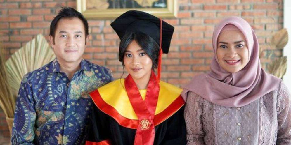 Mantan Pasangan Artis Akur di Momen Wisuda Anak