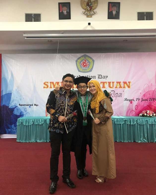 Mantan Pasangan Artis Akur di Momen Wisuda Anak