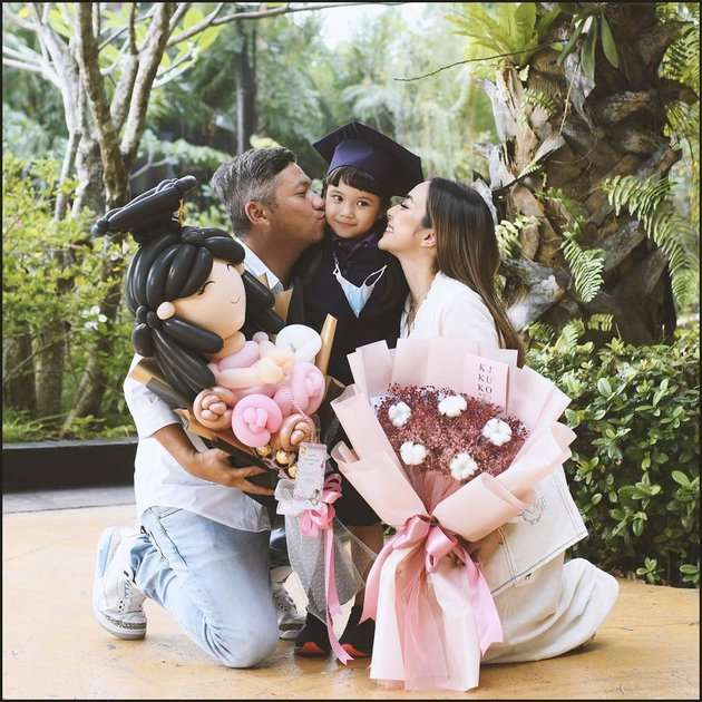 Mantan Pasangan Artis Akur di Momen Wisuda Anak