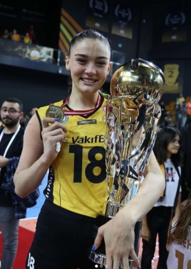 8 Potret Terbaru Zehra Gunes, Pemain Voli Turki yang Viral karena Paras Cantik Banget!