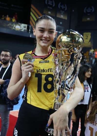 8 Potret Terbaru Zehra Gunes, Pemain Voli Turki yang Viral karena Paras Cantik Banget!