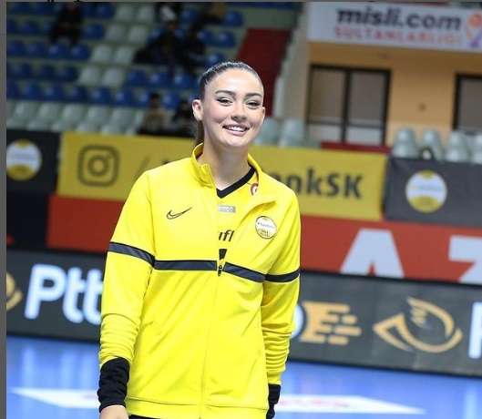 8 Potret Terbaru Zehra Gunes, Pemain Voli Turki yang Viral karena Paras Cantik Banget!