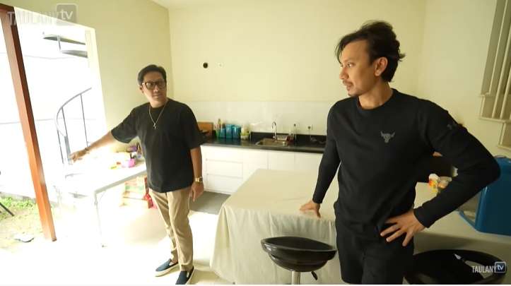 8 Potret Studio Vincent Rompies yang Jarang Tersorot, Isinya Bikin Heboh!