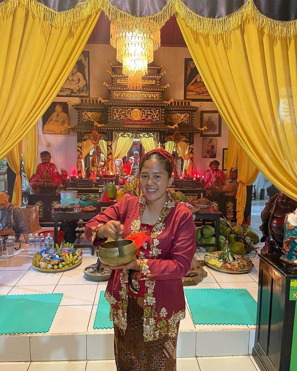 10 Potret Ruang Kerja Rara ‘Pawang Hujan’, Penuh Benda Klenik & Alat Perdukunan, Ngeri Banget!