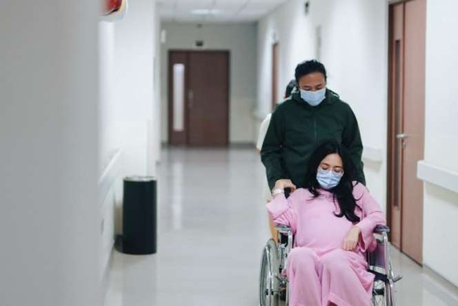 Menanti 12 Tahun, Momen Detik-detik Dea Ananda Melahirkan Anak Pertama