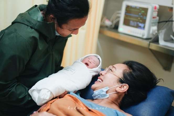 Menanti 12 Tahun, Momen Detik-detik Dea Ananda Melahirkan Anak Pertama