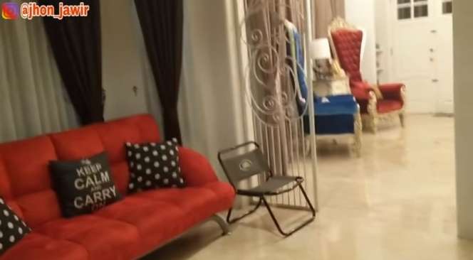 Adu Mewah Rumah Komedian Komeng VS Ulfa Dwiyanti, Nggak Disangka Ternyata Semegah Ini!