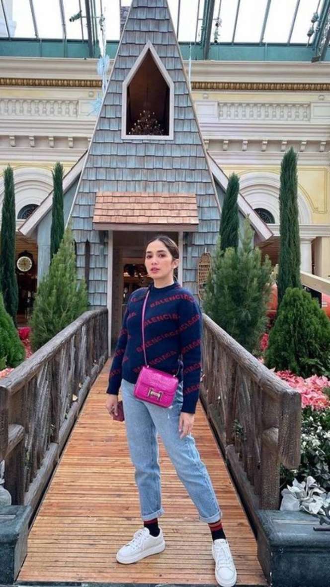 Potret Ussy Sulistiawaty Tenteng Tas Mungil, Harganya Ratusan Juta