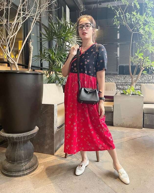 Potret Ussy Sulistiawaty Tenteng Tas Mungil, Harganya Ratusan Juta