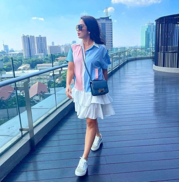 Potret Ussy Sulistiawaty Tenteng Tas Mungil, Harganya Ratusan Juta