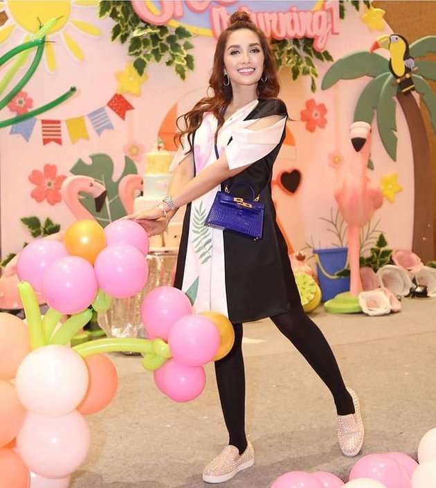 Potret Ussy Sulistiawaty Tenteng Tas Mungil, Harganya Ratusan Juta