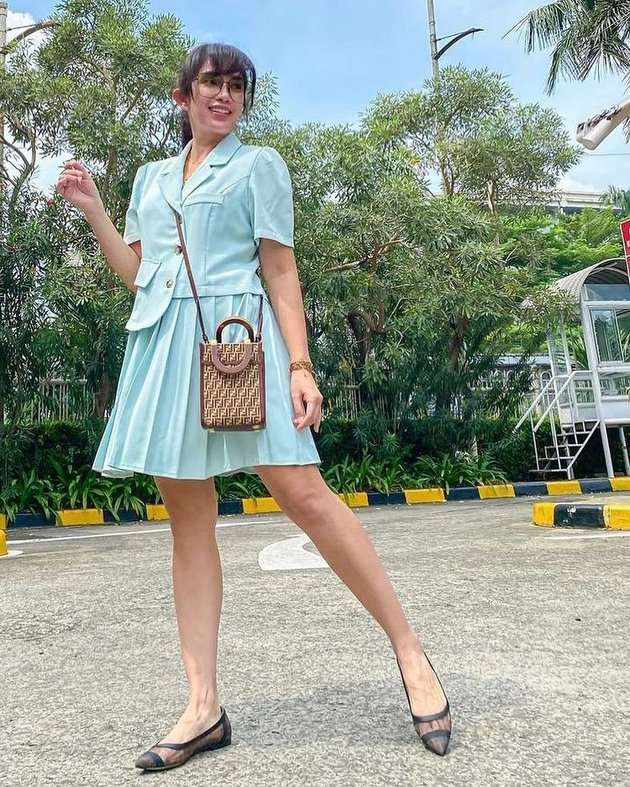 Potret Ussy Sulistiawaty Tenteng Tas Mungil, Harganya Ratusan Juta