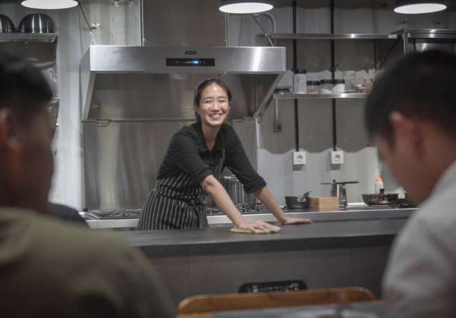 Potret Cantik Chef Renatta saat Masak di Dapur
