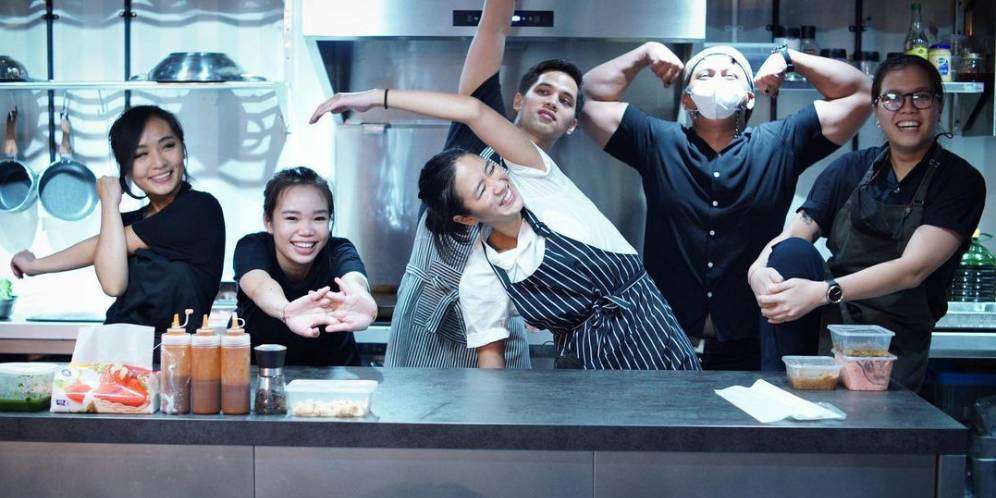 Potret Cantik Chef Renatta saat Masak di Dapur