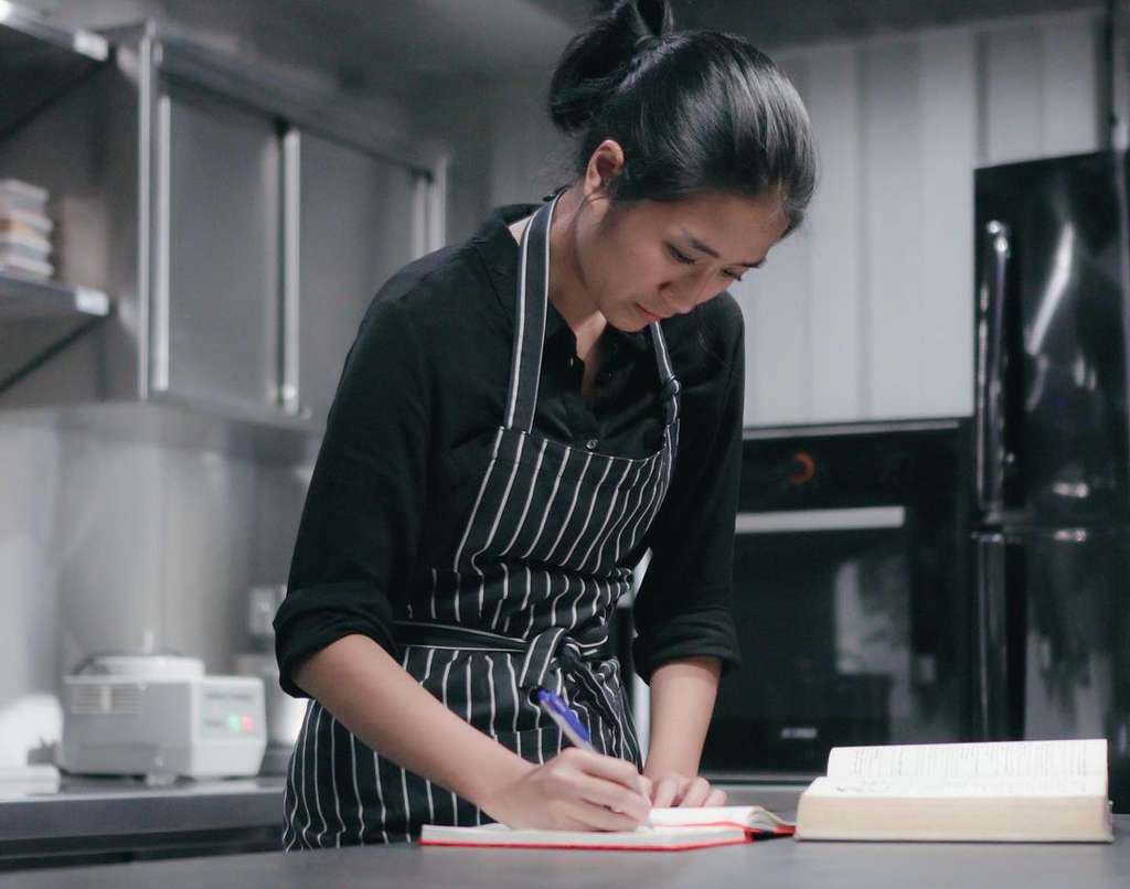 Potret Cantik Chef Renatta saat Masak di Dapur