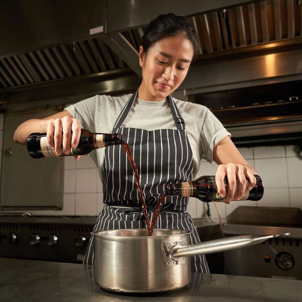 Potret Cantik Chef Renatta saat Masak di Dapur