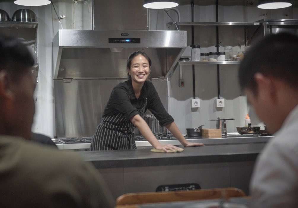 Potret Cantik Chef Renatta saat Masak di Dapur