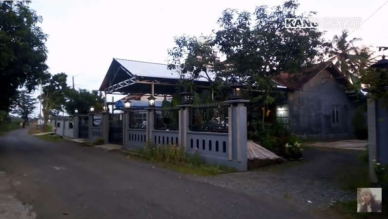 10 Potret Rumah Ustazah Viral Mumpuni Handayayekti, Ceramah Pakai Bahasa Ngapak, Sultan Cilacap!