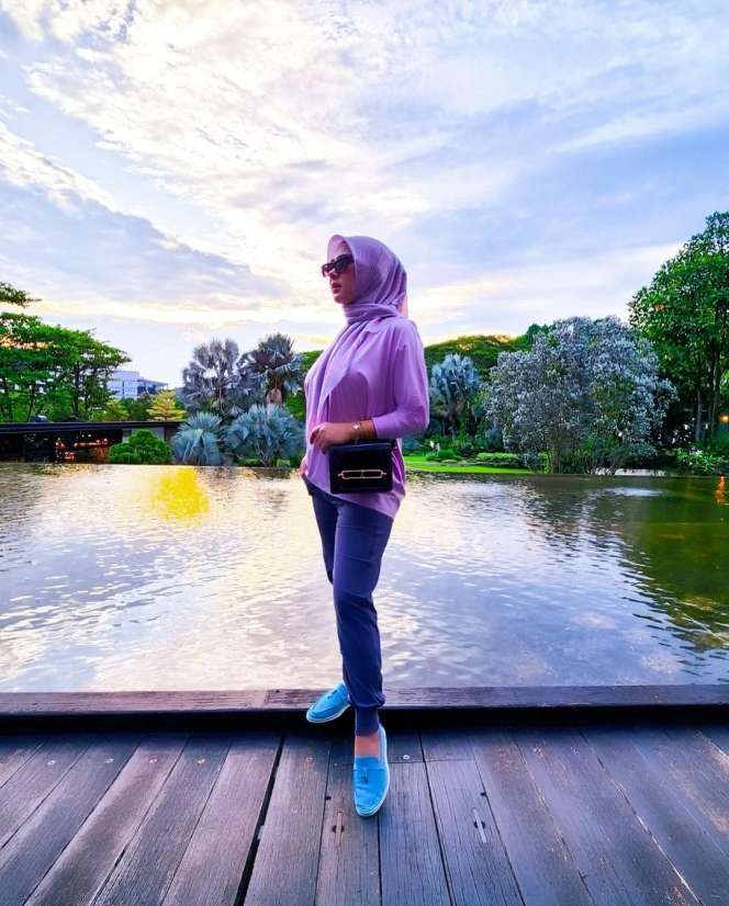 OOTD Tabrak Warna ala Syahrini, Gayanya Cetar Banget!