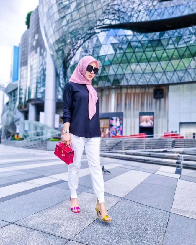 OOTD Tabrak Warna ala Syahrini, Gayanya Cetar Banget!